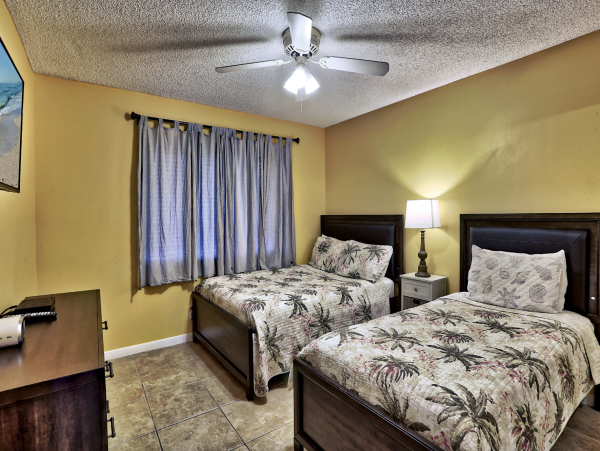 Luxurious Bayfront Condo Steps to beach